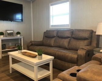 The Stumble Inn Cypress Cove Marina Houseboat - Venice - Living room