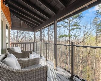 Top of the Line Treehouse Near Helen, Georgia - Cornelia - Балкон