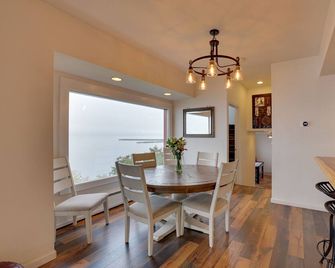 Chic Port Angeles Home w/ Oceanfront Balcony! - Port Angeles - Comedor