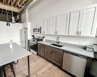 Sleepover | Radiant 1bd/1ba Loft - Newton - Newton - Küche