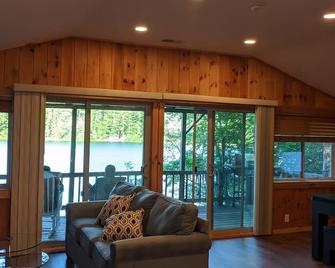 Panoramic Water Views , cozy house in Henniker ,NH - Henniker - Living room