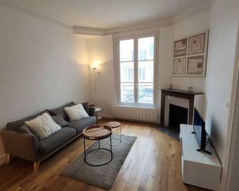Apparently cosy 2-room apartment, central location - La Garenne-Colombes - Salon