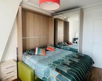 Grand Appartement à 10 Minutes de Paris - Bois-Colombes - Bedroom