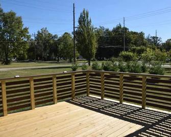 911 N. 8th St. Your Home away from Home - Terre Haute - Balcony