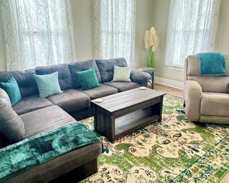 Bright & Airy 2br 1ba Home Near The Riverfront - Port Neches - Living room