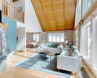 Dog-friendly home with panoramic mountain views, grill, deck, & pool table - Middlesex - Wohnzimmer