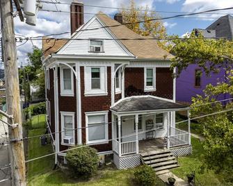 Parkside Paradise Elegant Victorian Home Just Steps from the Park - Homestead - Building