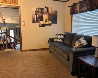 Beautiful East Waneta Lakeside Cottage! - Dundee - Living room