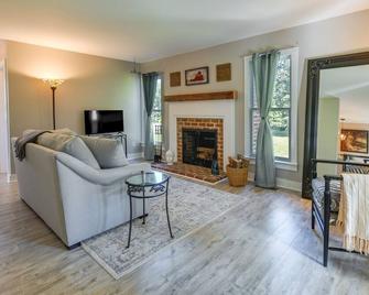Tranquil Cottage in Virginia Countryside w/ Pond! - Midlothian - Living room