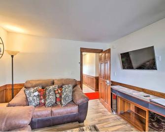 Cozy Ellsworth Home w/ Yard, 15 Mi to Acadia! - Ellsworth - Wohnzimmer
