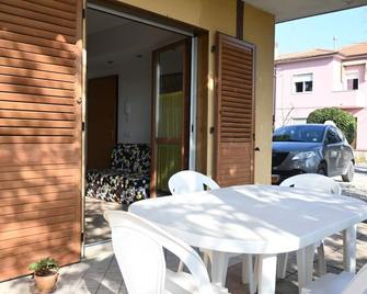 SE157 Senigallia, comodo trilocale con portico - Senigallia - Patio