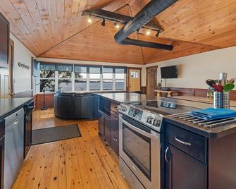 Sandbanks Sunset Cottage Rental - Prince Edward - Kitchen