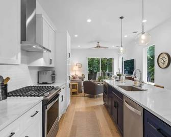 Home in Cherrywood with Private Backyard - Austin - Cocina