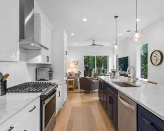 Home in Cherrywood with Private Backyard - أوستن - مطبخ