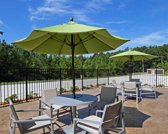 Holiday Inn Express Jasper By IHG - Jasper - Innenhof