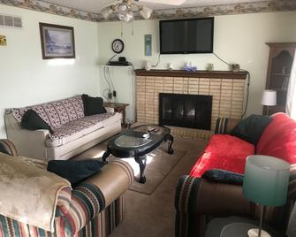 Waynesville Vacation Home - Waynesville - Living room