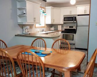 Two Sisters Cottage, Southcott Pines - Grand Bend - Dining room