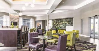 La Quinta Inn & Suites by Wyndham Alexandria Airport - Alexandria - Ravintola