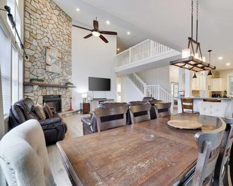 The Nest at Pinecrest by Avantstay Hot Tub, Spacious Deck, Game Room, Fire Pit - Pocono Pines - Comedor