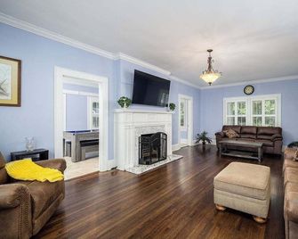 Luxury historic home with in-law apt - Gastonia - Olohuone