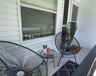 Charming 2-bedroom cottage with lake and beach access and large yard. - Fremont - Binnenhof