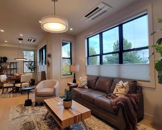Mahar Homes - Plaza North on First - Ashland - Oturma odası