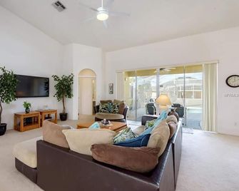 Highlands Retreat: Pool, Golf & Disney Nearby - Davenport - Living room