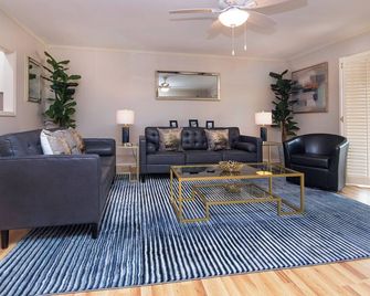 Charming 2-bedroom condo in Midtown Charlotte, in Myers Park - Charlotte - Sala