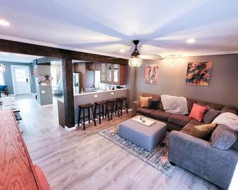 Beautifully Updated West Plaza Home. 3bd 2bth, w/ 2 Cal King. Perfect location! - Kansas City - Living room