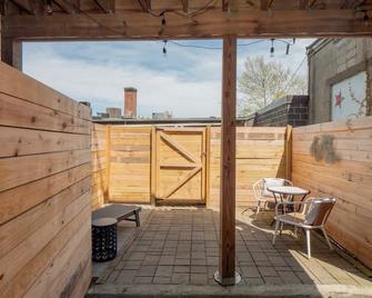 Jennifers Private Apartment with Outdoor Patio - Providence - Balcony