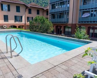 Surfers Deck near Interlaken, at lake with pool - Därligen - Piscina