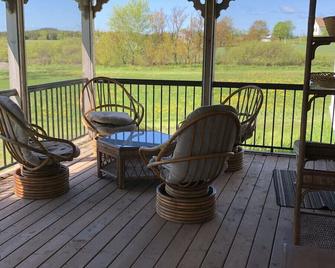 Restored farmhouse on the eastern shores of PEI - Murray Harbour - Balcón