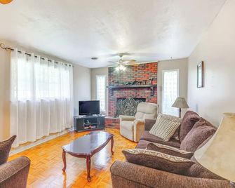 Inviting Vicksburg Home w/ Patio + Charcoal Grill! - Vicksburg - Living room