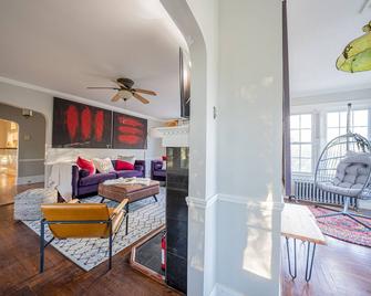 Modern Antique 5BR Home w/ Expansive Master Suite - Norwich - Living room