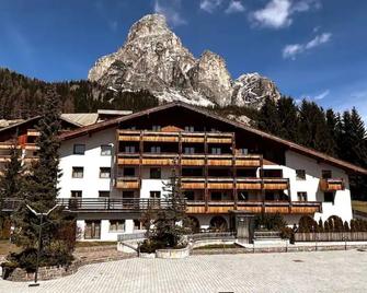 The perfect retreat for those seeking peace, comfort, sports and nature - Corvara in Badia - Building