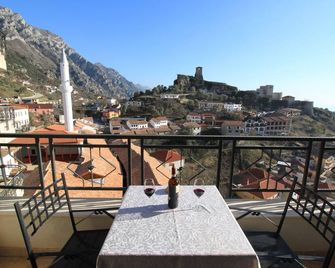 Hotel PANORAMA Kruje view on the castle and the old town - Kruje - Varanda