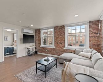 Luxury w King Beds, Pool Table, Central Downtown! - Spokane - Living room