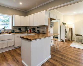 The Beach Pad- A Luxury Sylvan Getaway - Sylvan Beach - Cocina