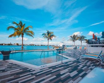 Oceanfront Paradise - Steps from Miami's Glam South Beach - Treasure Island - Zwembad