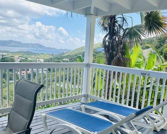 Emerald Breeze Hideaway: Experience the island vibe! - Saint Thomas Island - Balcony