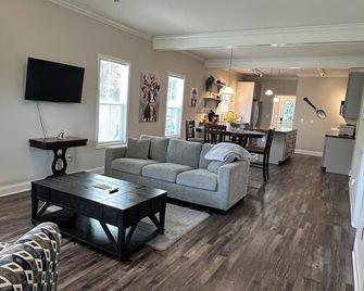 Grace Delani Getaway. Charming 3 bedroom home located in Gastonia, NC. - Gastonia - Olohuone