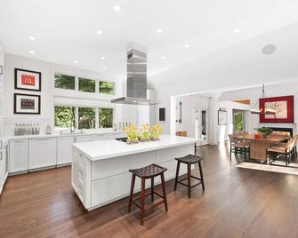 Completely Renovated Home on ~2 Private Acres, Near Beach/Town - Wainscott - Kitchen