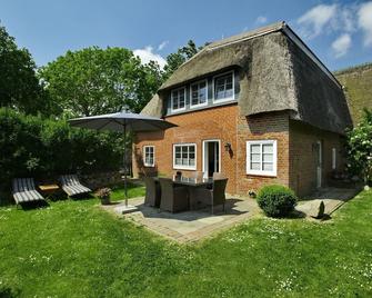 An oasis of well-being under thatch in idyllic and quiet Morsum - Sylt - Gebäude