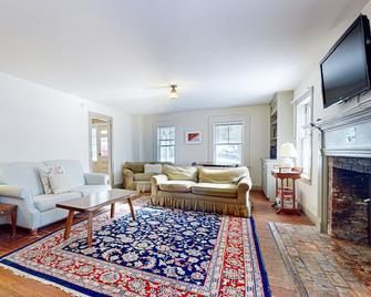Bayberry Farmhouse - Weston - Sala de estar