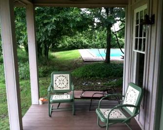 Charming and Romantic Cottage for Couples with a Private Pool on the Mississippi Delta, Mississippi - Shaw - Patio