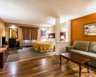 Quaint Inn & Suites - McHenry - Bedroom