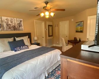 Perfect Lake Getaway-6 Bedrooms, Ideal Location and Never Ending Views - Tallassee - Bedroom