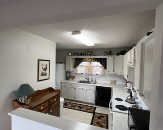 High Tide Inn on the Ocean, Motel and Cottages - Camden - Küche