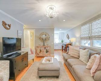 Pet-Friendly Condo about 1 Mi to Beach in Marblehead - Marblehead - Living room