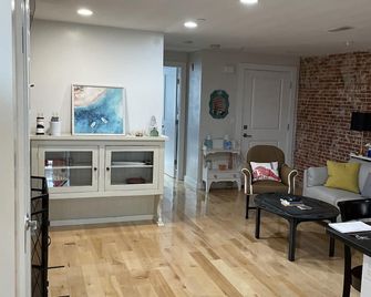 Entire condo center of downtown Newburyport - Newburyport - Living room